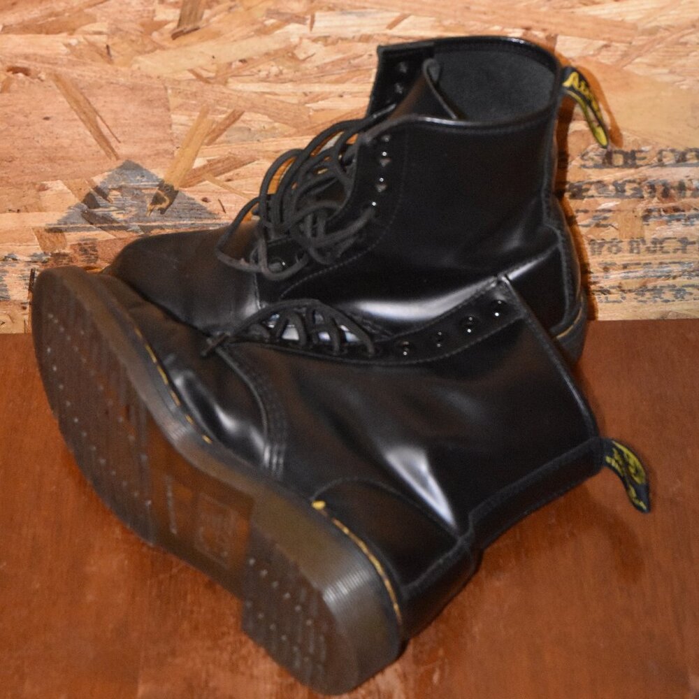 Dr Martens, 1460 - black lace-up boots. shoe women, sz 6